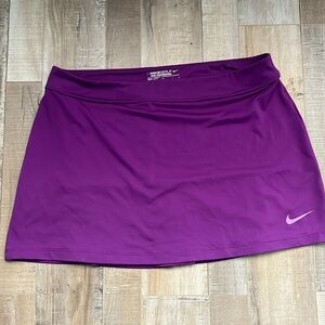 Vibrant purple NIKE skort SZ large with pleated backside and back pocket